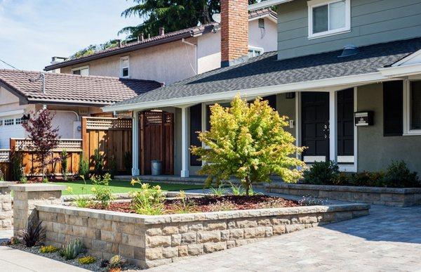 Belgard Belair wall with Calstone Quarry Stone driveway.