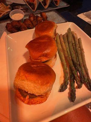 Salmon sliders with asparagus