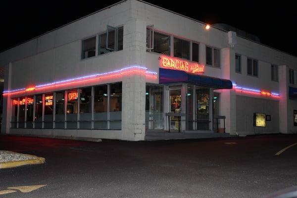 A night time picture of Garcia's Pizza in a Pan from the side that faces County Market Discount Food.