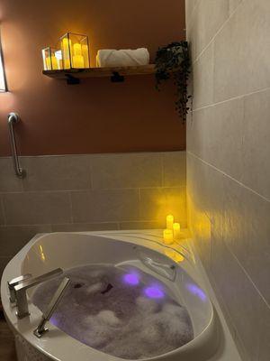 Vinotherapy room with jetted tub