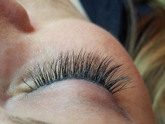 Our Fluffy set 3 extensions to 1 natural lash