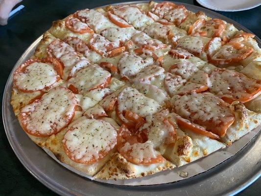 Tomato and white pizza