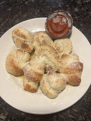 Garlic knots, so garlicky yummy