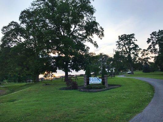 Hilltop Pet Resort, entrance