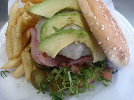 hamburgersa mexicana 1/2 libra de carne fresca preparada en casa con un delicioso adereso.