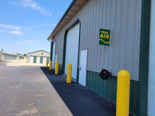 Northpointe Storage offers free compressed air to all customers.