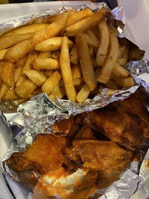 Buffalo wings and fries