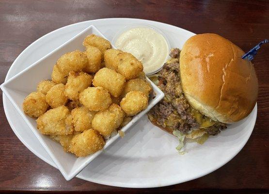 Smash burger with tots