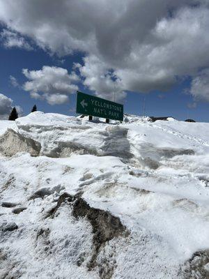 Sign to Yellowstone park