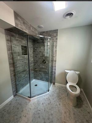 Full bath shower in a basement finish