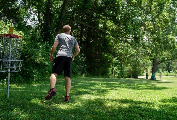 One of the many disc golf holes at Sana Lake Recovery, where members can enjoy time  outdoors during their stay for addiction treatment.