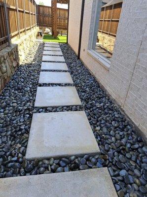 Concrete stepping square slabs with Mexican peach pebble rocks