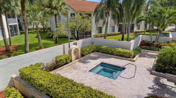 Newly renovated jacuzzi with 360 deck.