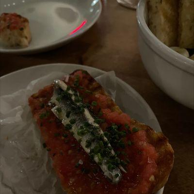 Pan con tomate y boquerón. They were 2