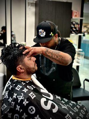 Thatbarbersam working on another client