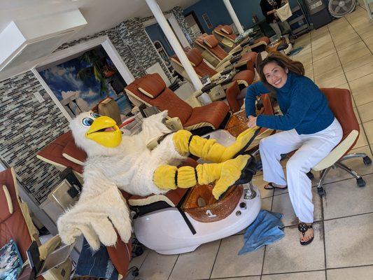 The Bird Rock Bird gets a Pedicure