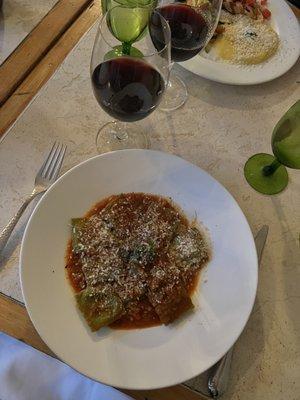 Ravioli com molho de tomate