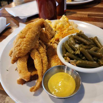 Fried fish, green beans and mac-n-cheese