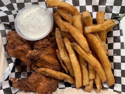 Buffalo wings with fries