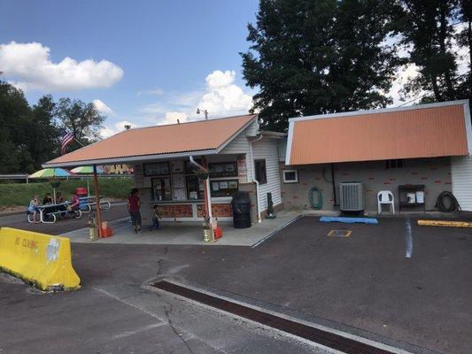 Road side good eats...like a homegrown Dairy Queen with better burgers!