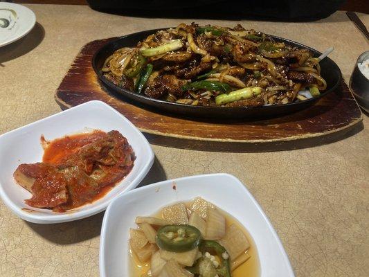 Jaeyuk Bokkeum (stir fried pork belly with vegetable), kimchi