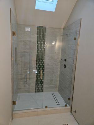 Standard shower enclosure with glas to wall clamps option