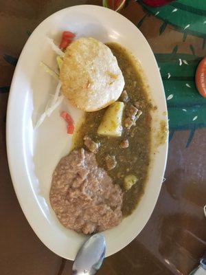 Entomatado Verde, frijoles y una gordita