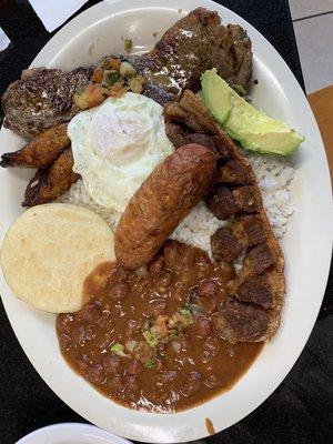 Bandeja Paisa con carne asada