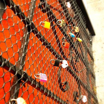 Come hang a lock just like in Paris !