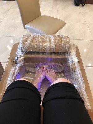 Pedi time!! Such a clean set up.