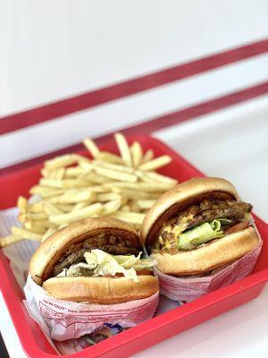 Ig:@eat_with_jeleneeee | Hamburger w/ grilled onions and Cheeseburger w/ grilled onions