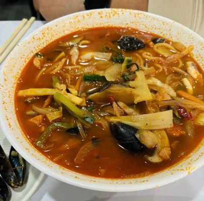 Spicy seafood noodles