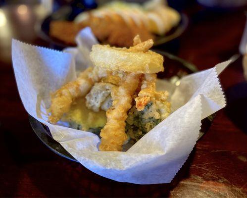 Tempura basket that comes w/the Tempura UDON (3 shrimp, broccoli, mushroom, sweet potato & onion ring tempura on side)