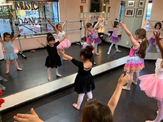 Our Pre-Dance class beauties dancing their hearts out today in class! Go girls! Creating so much confidence and love for our little dancers!