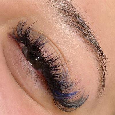 Wispy mega volume lash set with blue lashes