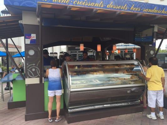 Photo of incompetent employees abusing customers at a small cafe at the Sundial Cafe at the Orlando International Premium Outlet