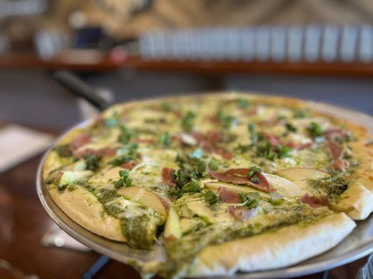 Prosciutto pesto pizza