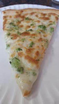 White broccoli pizza