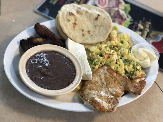 DESAYUNO CENTRO AMERICANO. Frijoles fritos  tortilla ./ pollo . Queso . Huevos