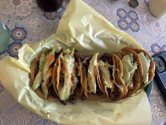 Tacos de fajita, tacos de Chicharrónes con aguacate (sliced avocado)