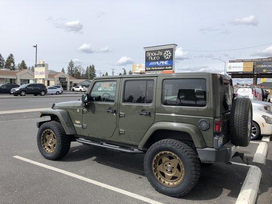 Jeep JK 3.25" Rough Country Lift 35" Nitto Grapplers on Custom Powder Coated 20" Centerline RT1 Wheels