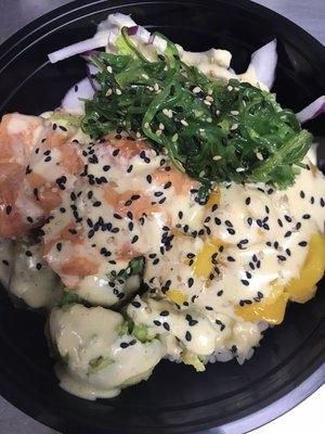 Poke salmon with seaweed salad (white sauce)