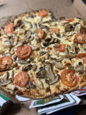 Custom white sauce, chicken, mushrooms, tomatoes