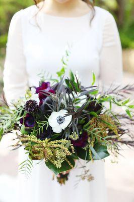 Minimal & beautifully dark wedding bouquet.