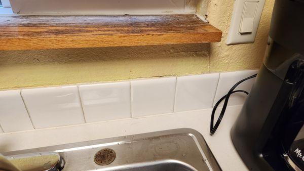 Kitchen cracking paint, fixtures with rust