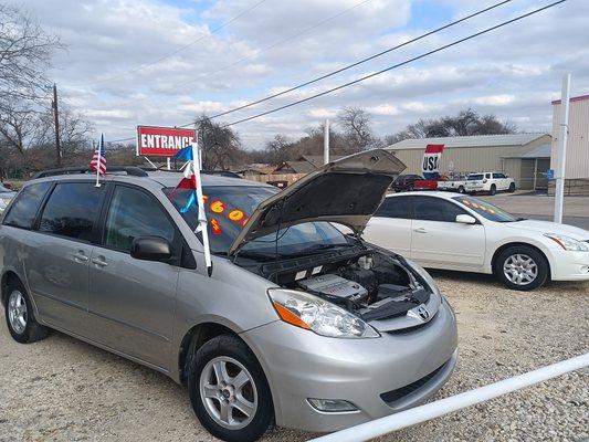 2006 Toyota Sienna mini van with 143k miles. Very clean inside out