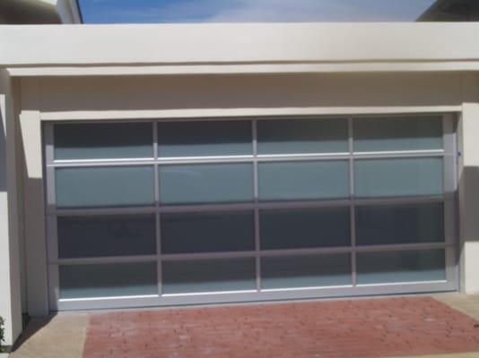 Clopay Avante with White Laminate Glass