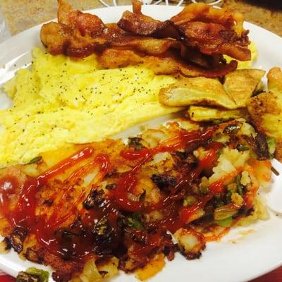 Home fries, scrambled eggs, bacon, and french toaat