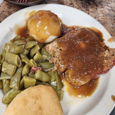 Meatloaf, mashed potatoes and green beans