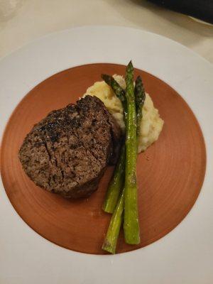 8 oz (upgrade) filet mignon with mashed potatoes and asparagus (magical dining)